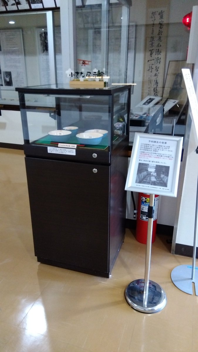 雄翔館内の小さな展示室には、下士官兵たちが使っていた琺瑯の食器が並んでいます。
食欲旺盛な予科練生たちは、決まりを少し工夫して、椀中（ご飯）と椀大（汁物）を交換。大きなお椀にご飯をよそっていたそうです。
時代を越えて伝わる、若者達の逞しさと微笑ましい知恵に、心があたたかくなります。