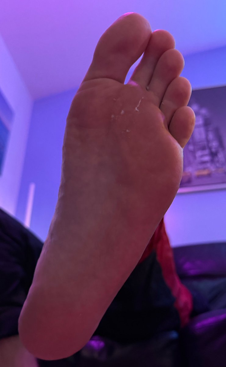 sdr_212's tweet photo. Gym sweat and sock fluff. Who’s gonna clean these perfect soles?

#feet #feetworshi̇p #feetfetısh #mensfeet #sweat #gayfeet #socks https://t.co/hDLUQ4EoDs