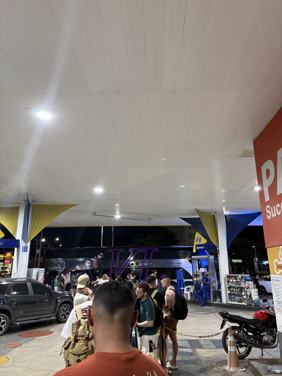 Começou o êxodo gay! O ônibus na vibe cosmos, ensaios da Anitta lá vamos nós 🗣️🗣️🗣️