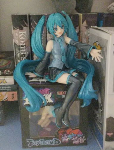 Me pille una figura de miku!!!!!