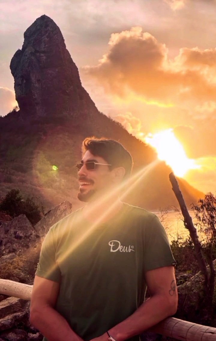 Eu só desejo q todo bem q fazes ao próximo volte pra ti,tudo que hj estar colhendo é fruto de mta dedicação, persistência, resiliência e dignidade 
Você possui uma luz interior tão grande q por mais q as trevas te persiga ela fica no caminho
Sou mto grata a Deus pelo seu EXISTIR