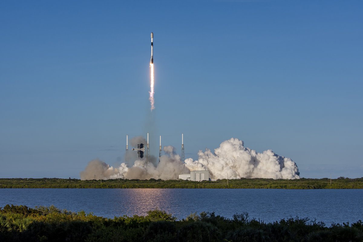 SpaceX's tweet image. Falcon 9 launches 29 @Starlink satellites from Florida