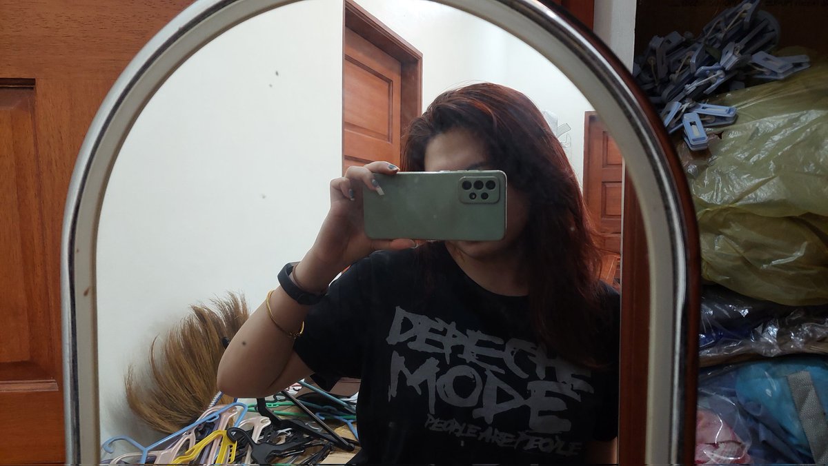 bulbous salutation tweet media