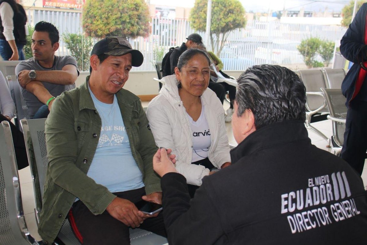 RegistroCivilec's tweet image. Seguimos #EnTerritorio 📍El director general @OttnRivadeneira junto al gobernador de #Cotopaxi  @NelsonSCotopaxi visitó la agencia Latacunga, para escuchar a los usuarios y conocer su experiencia en la calidad de la atención de los servicios.
#ElNuevoEcuador🇪🇨