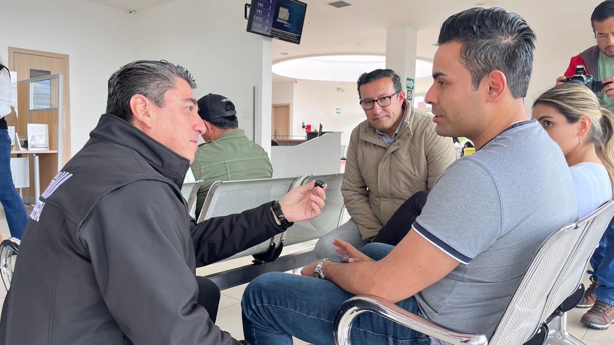 RegistroCivilec's tweet image. Seguimos #EnTerritorio 📍El director general @OttnRivadeneira junto al gobernador de #Cotopaxi  @NelsonSCotopaxi visitó la agencia Latacunga, para escuchar a los usuarios y conocer su experiencia en la calidad de la atención de los servicios.
#ElNuevoEcuador🇪🇨
