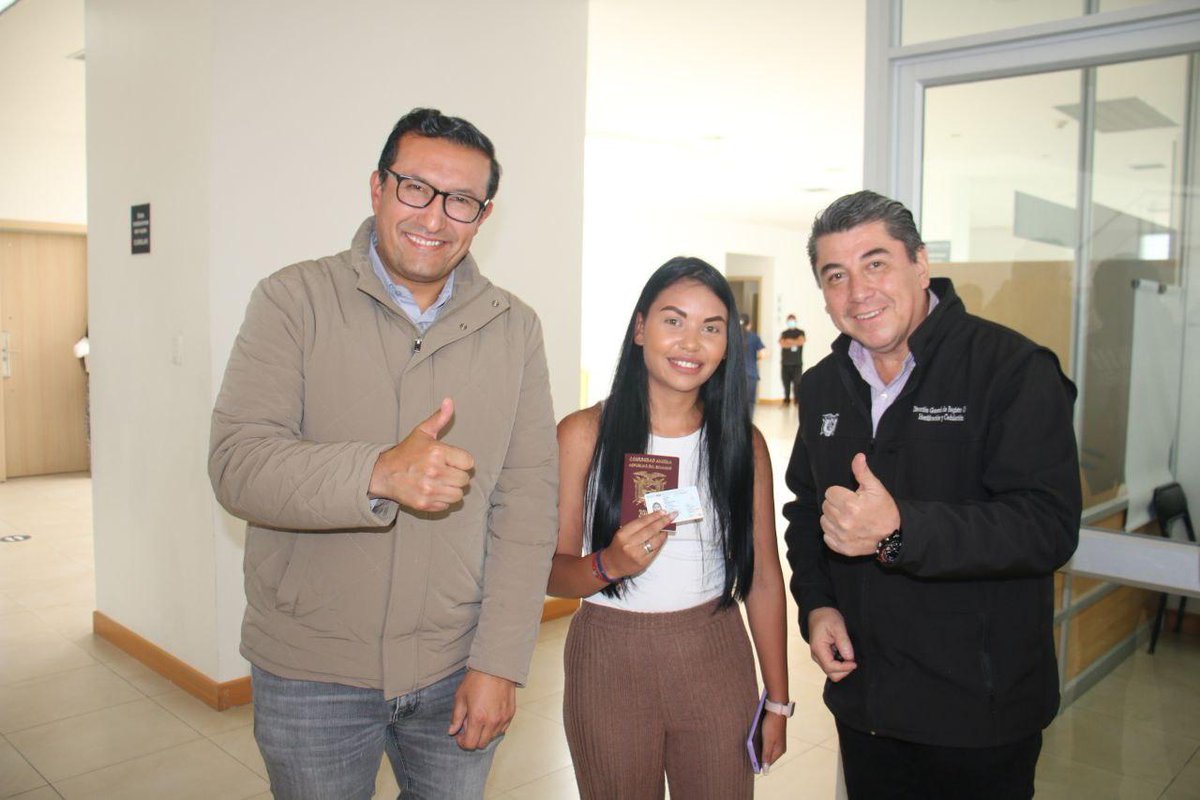 RegistroCivilec's tweet image. Seguimos #EnTerritorio 📍El director general @OttnRivadeneira junto al gobernador de #Cotopaxi  @NelsonSCotopaxi visitó la agencia Latacunga, para escuchar a los usuarios y conocer su experiencia en la calidad de la atención de los servicios.
#ElNuevoEcuador🇪🇨