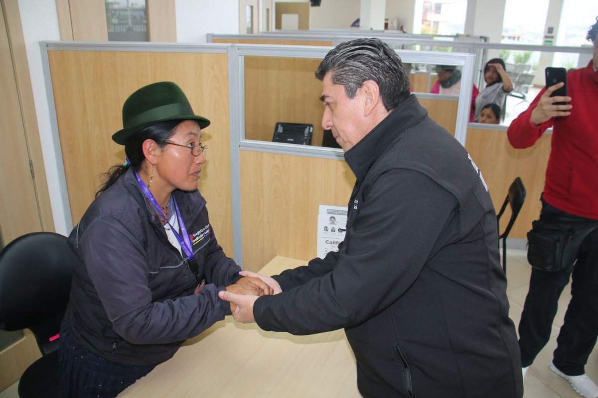 RegistroCivilec's tweet image. Seguimos #EnTerritorio 📍El director general @OttnRivadeneira junto al gobernador de #Cotopaxi  @NelsonSCotopaxi visitó la agencia Latacunga, para escuchar a los usuarios y conocer su experiencia en la calidad de la atención de los servicios.
#ElNuevoEcuador🇪🇨