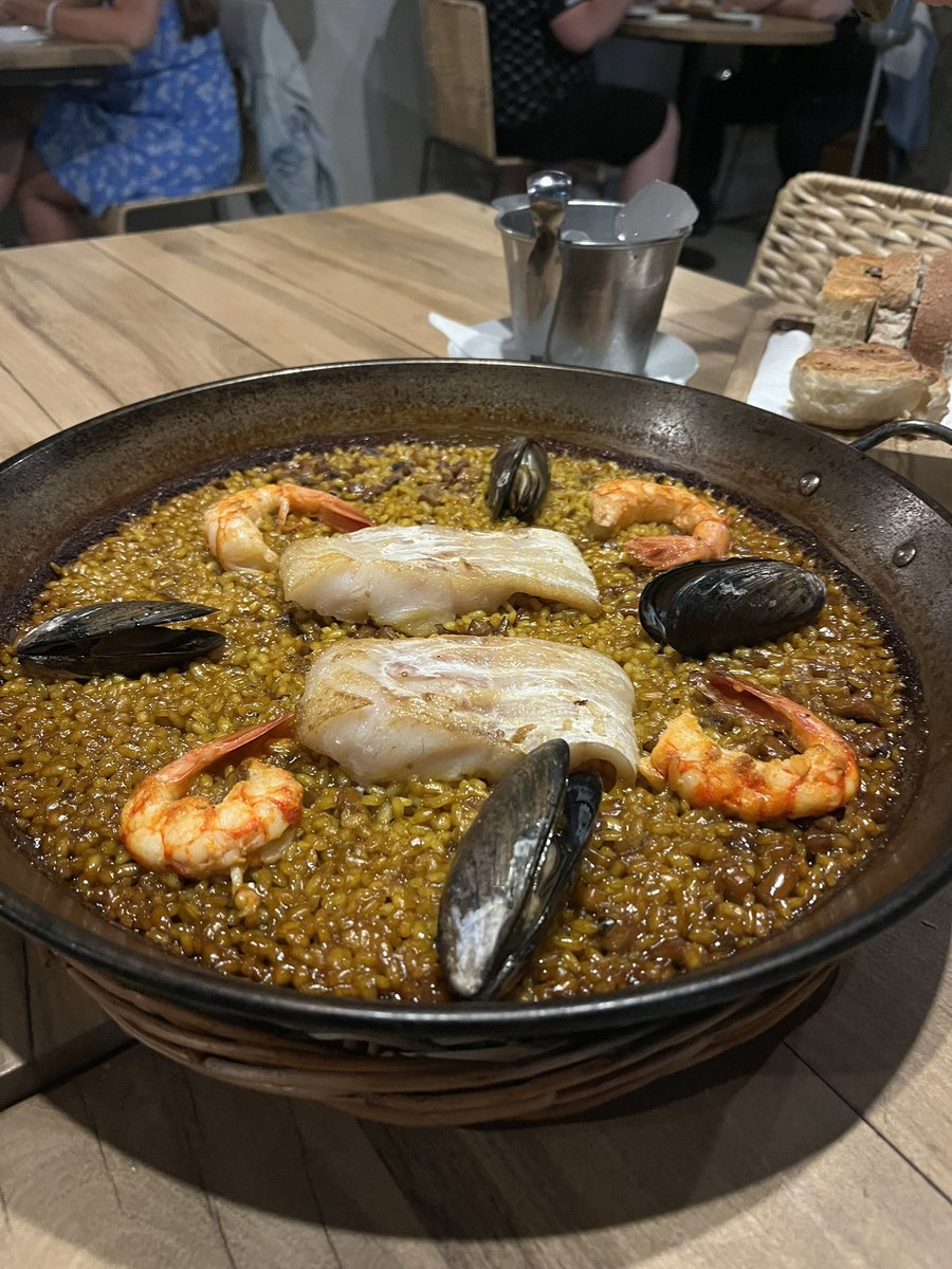 Socarrat en Miramar. Si tienen la oportunidad, ir. 
Tuve la suerte de probar paellas en Valencia, y esta se le para de manos (y probablemente le gane) a varias 
Técnica + buen producto, no falla