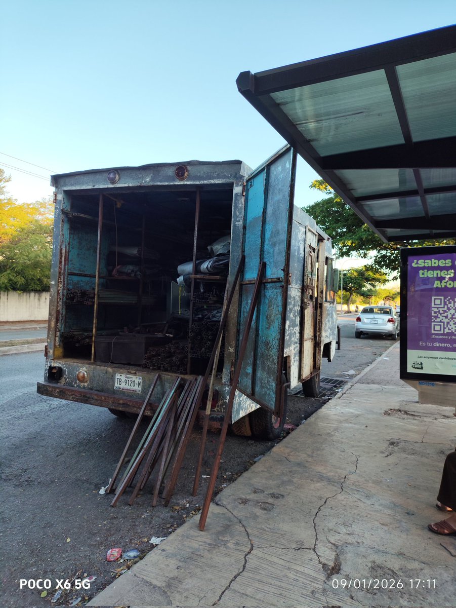 Zammy_Ramos's tweet photo. @AyuntaMerida  está historia se repite todos los fines de semana, se puede observar que hay suficiente espacio donde estacionar la unidad que está descargando los toldos del tianguis, pero se pone precisamente en el paradero obstruyendo, La @sspyuc brillando por su ausencia. https://t.co/qZm2BrthuY