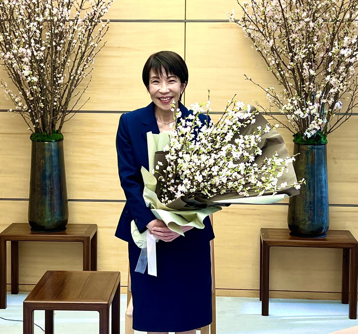 【そんなことより花！】超絶イケメン鈴木大臣

衆議院解散とか解散総選挙とかメディアが騒いでるけど

そんなことより、高市首相に花を贈る
鈴木農水大臣が素敵過ぎるだろ。

「啓翁桜」の花言葉は〝精神美”
高市総理にピッタリ過ぎる。

鈴木大臣、超絶イケメンすぎんか？
日本中が、恋に落ちるで。