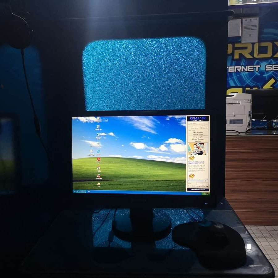 مقهى إنترنت، ما عشت زمنها بس ماتوقعت بلقى واحد للحين فاتح.
للحين يجونه زوار؟ ايوه عشان يطبعون ورق او يسوون خدمات الكترونية