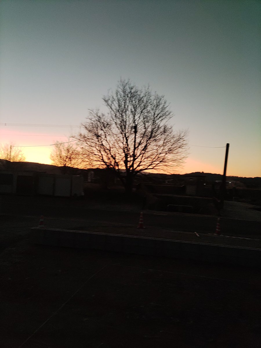 Clookwork's tweet image. 陽が昇る 空が燃える
世界がめざめる
元気にゆこう 元気にゆこう
夜明けの仲間達～♬
（麻生しおり 夜明けの仲間達 より）