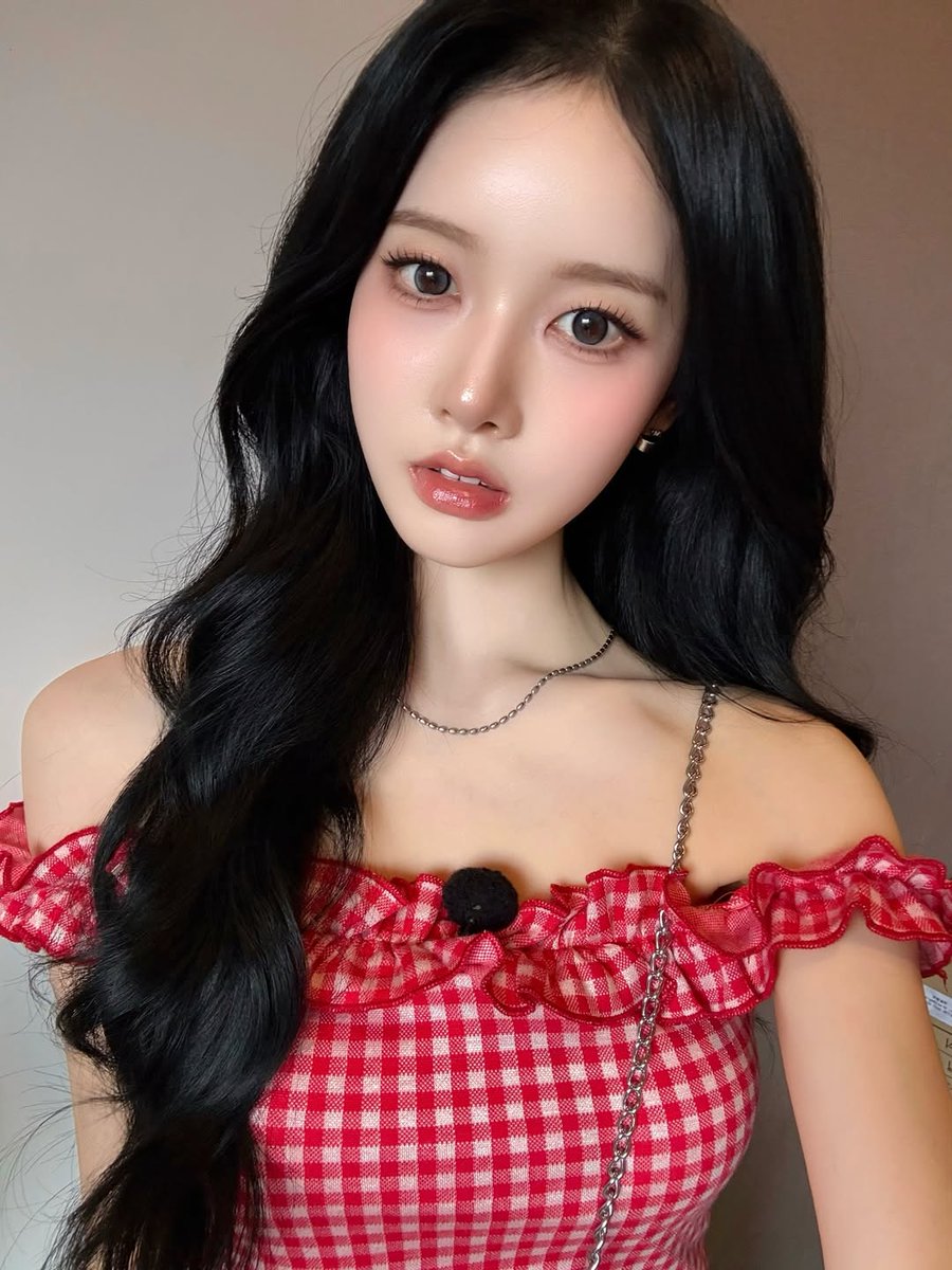 sieum's tweet image. red is definitely my new favorite color! there’s something about this shade that just makes everything feel so much more vibrant and alive, especially when it matches the energy of a beautiful day. 🍅🧃