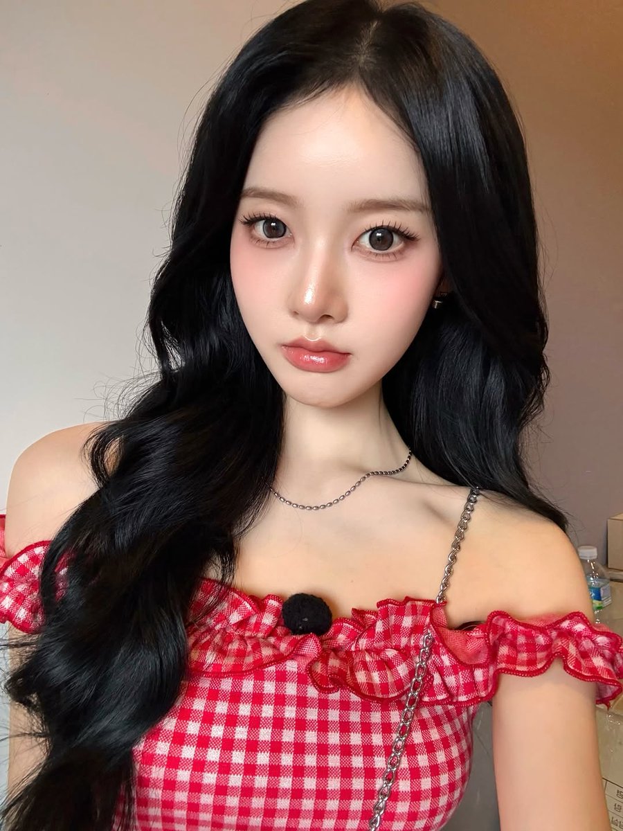 sieum's tweet image. red is definitely my new favorite color! there’s something about this shade that just makes everything feel so much more vibrant and alive, especially when it matches the energy of a beautiful day. 🍅🧃