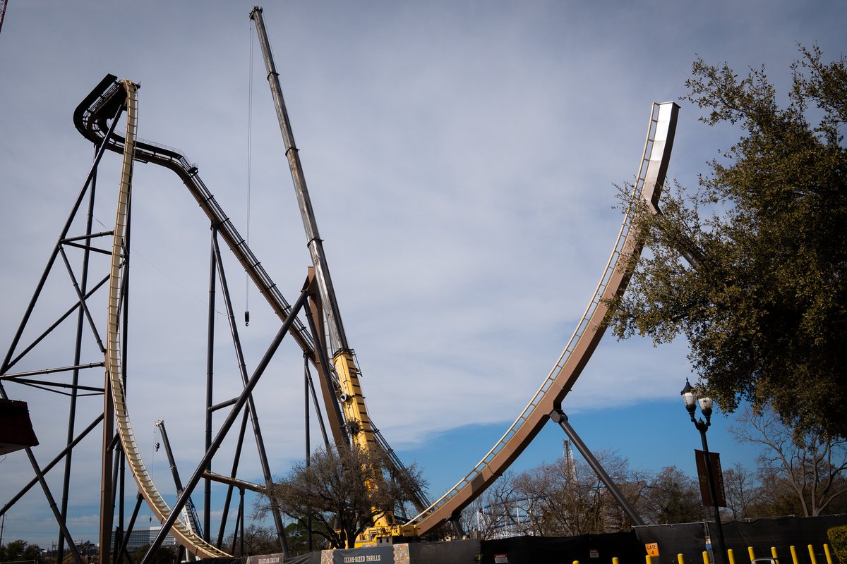 SixFlagsOverTX's tweet image. Dropping into the weekend like. ⬇️ #SFOT2026 #DROPTHEGATE #TORMENTA