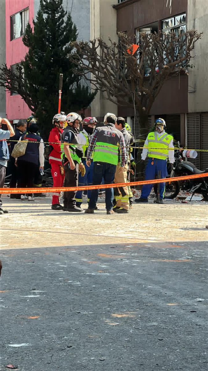 CruzRoja_MX's tweet photo. Tras el reporte de una #explosión en la alcaldía Coyoacán, #CruzRojaMexicana activó de inmediato su protocolo de atención a emergencias, brindando atención prehospitalaria en el sitio con personal paramédico y ambulancias. https://t.co/1dWQdR62Zp
