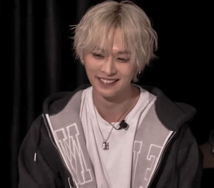 R4INYDI0R's tweet image. #minsung au
Sacrifício mundano: Do sangue escorre a graça; do corte surge a asa.

Em um mundo que cada ser têm seu anjo, onde anjos e humanos são separados por uma camada de pecados vulgares, um dos defensores se encanta por seu protegido e enfrenta deus por amá-lo intensamente.