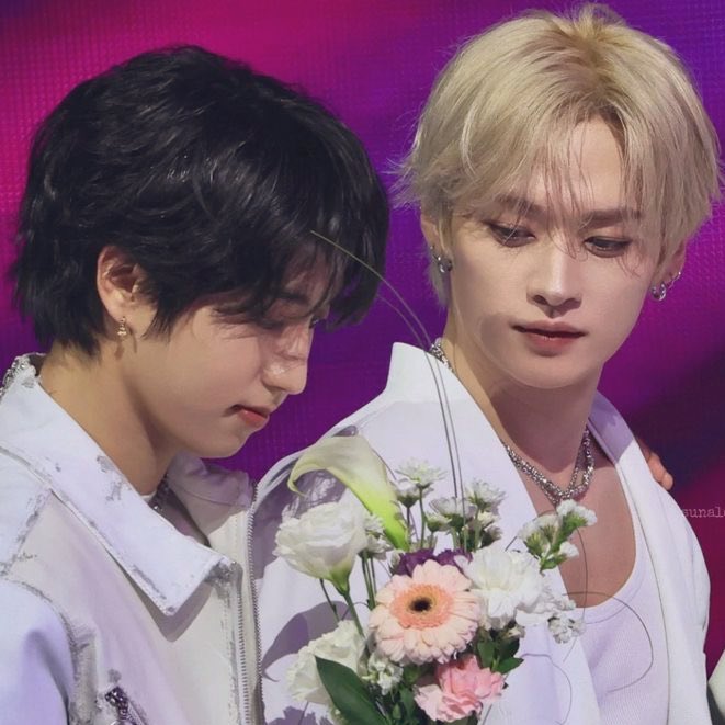 R4INYDI0R's tweet image. #minsung au
Sacrifício mundano: Do sangue escorre a graça; do corte surge a asa.

Em um mundo que cada ser têm seu anjo, onde anjos e humanos são separados por uma camada de pecados vulgares, um dos defensores se encanta por seu protegido e enfrenta deus por amá-lo intensamente.