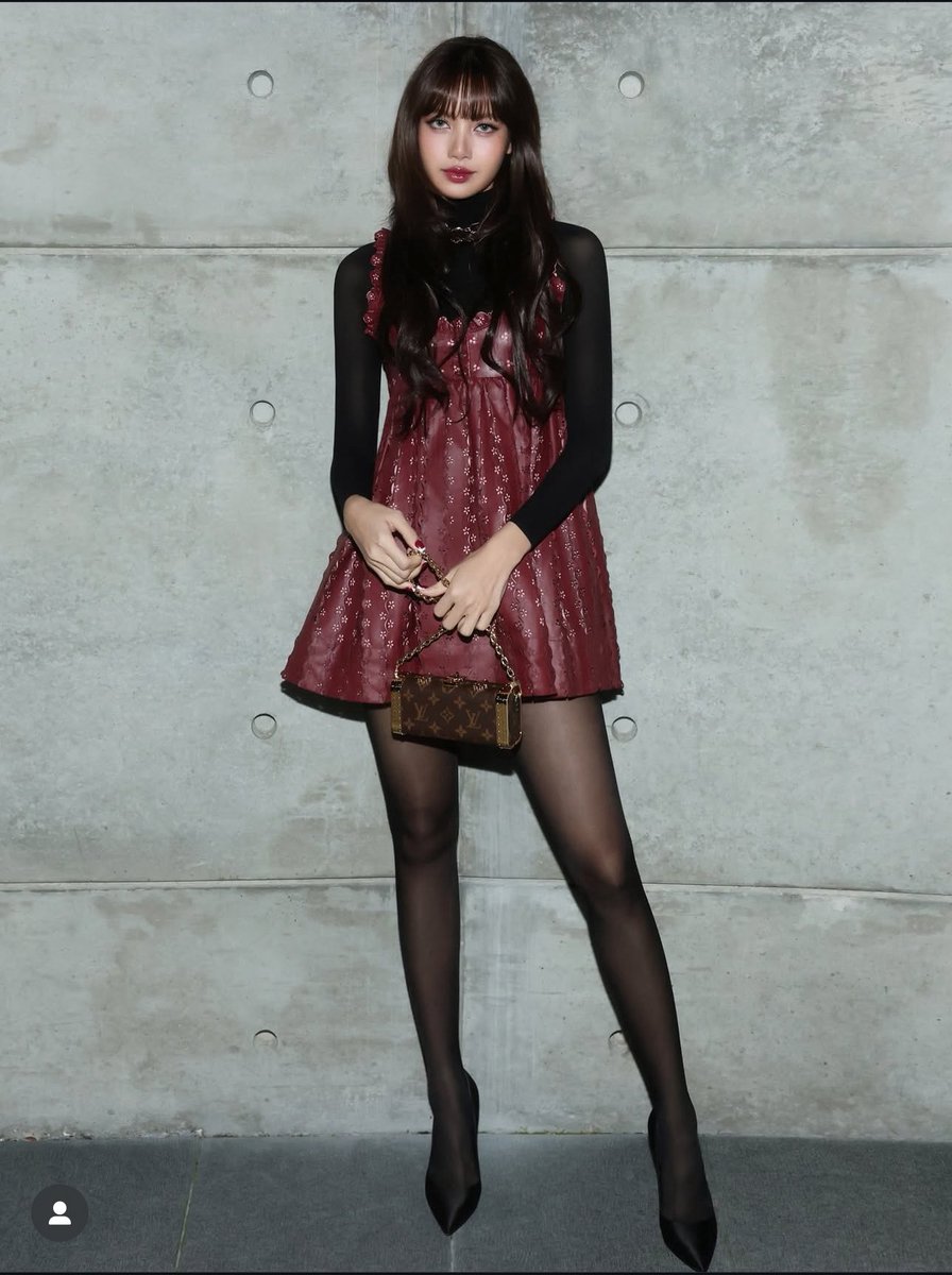 CREW_LISANESIA's tweet photo. #LISA attends @LouisVuitton and @wmag Intimate Awards Season Dinner.

@wearelloud 
#LISAxLouisVuitton https://t.co/NsZ2EAZgEs