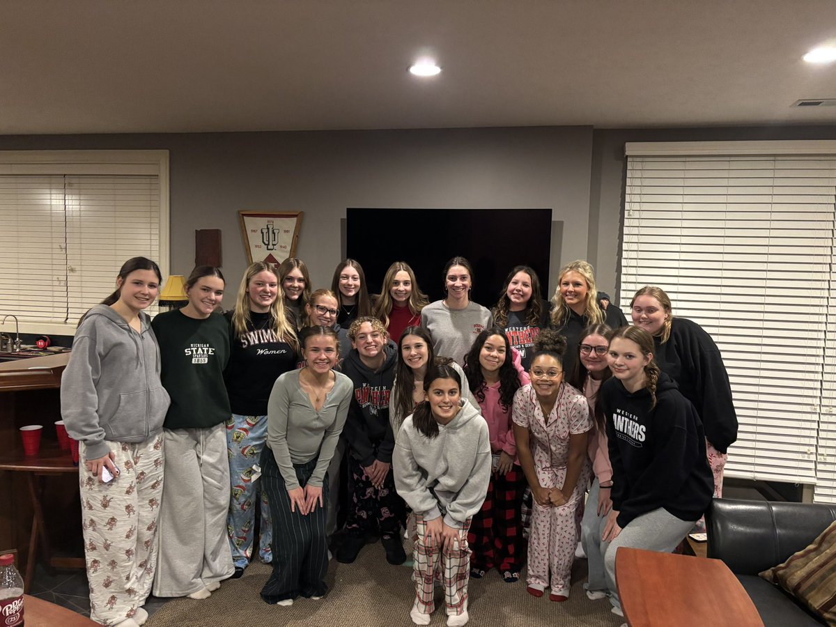 WHSswimminwomen's tweet photo. the annual swimmin’ women christmas party was a success! we had so much fun with our secret santa gift exchange, we have such a great group of girls! #niceswimminwomen #christmasparty #giftexchange https://t.co/TP6IyOXgOU
