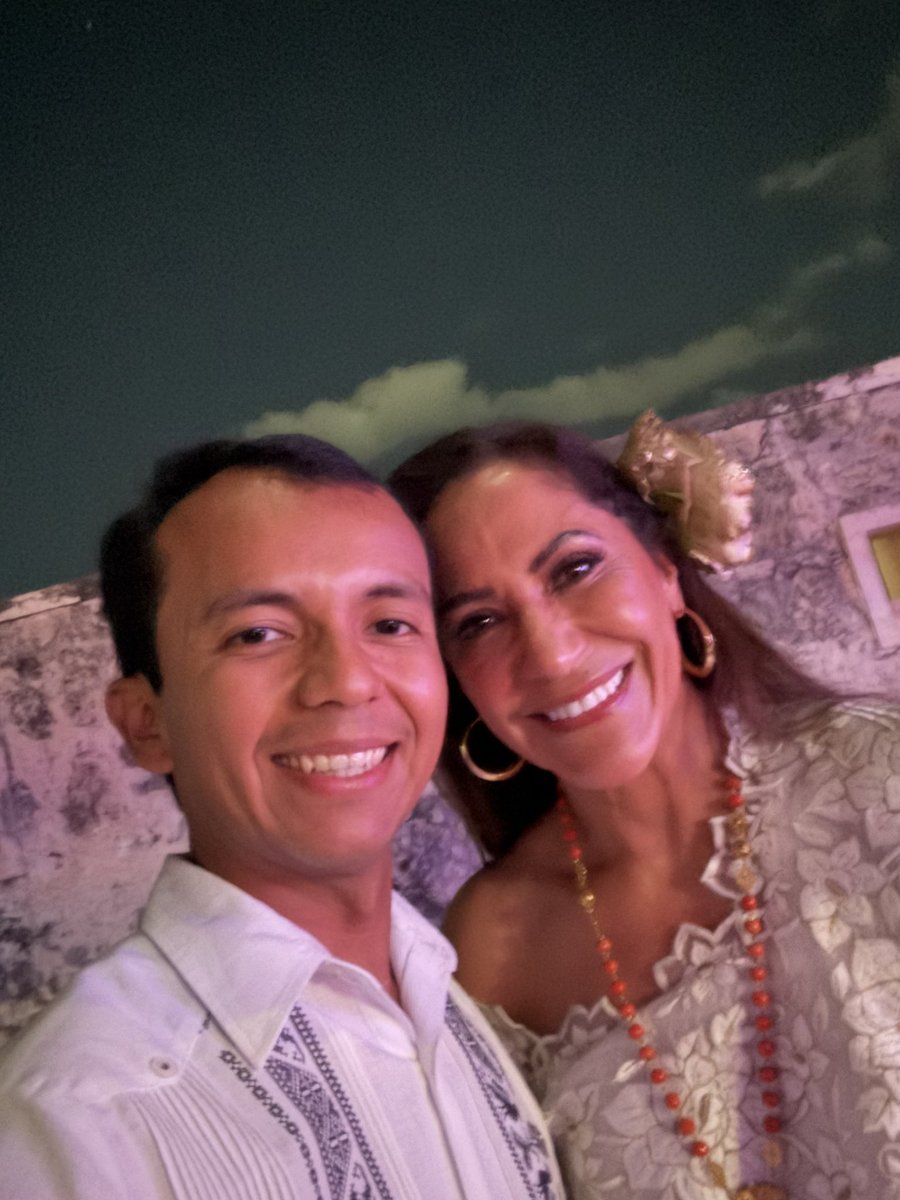 Martinowsky_'s tweet image. Conocí a Laura Villa,viuda de A. Manzanero.Mujer afable y sonrisa sincera. Su calidez me recordó cuando conocí al maestro
Le expresé mi intención de conocerla y me contó anécdotas. Posteriormente,propiciado por mi amigo Rodrigo de la Cadena,hice algo que le conmovió.Momento único