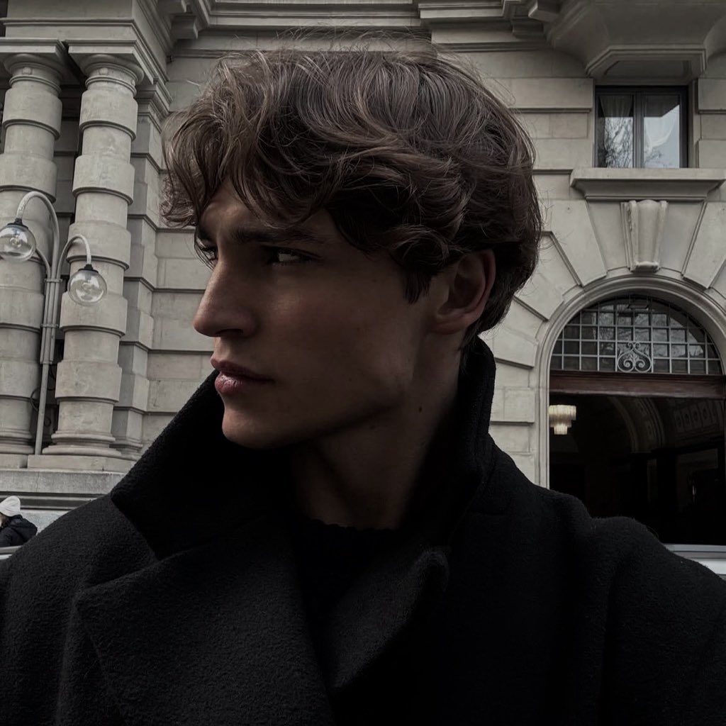 bebek gibi sever ilgisini kesmez erkek herhangi bir varlıktan kıskanır sevdiğinin üstüne titrer gözünü üzerinden ayırmaz ondan uzak kalmaya dayanamaz ağzından çıkacak herhangi bir söz onun için emirdir tek bir sözüyle ona diz çöküp yalvarır biz senden razıyız perva narbekov.