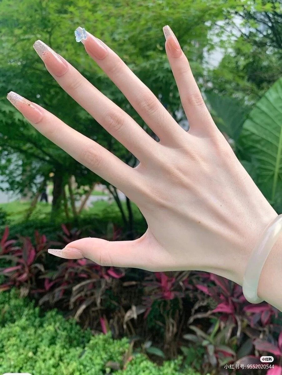 shutupandstarv's tweet image. thin hands and long fingers