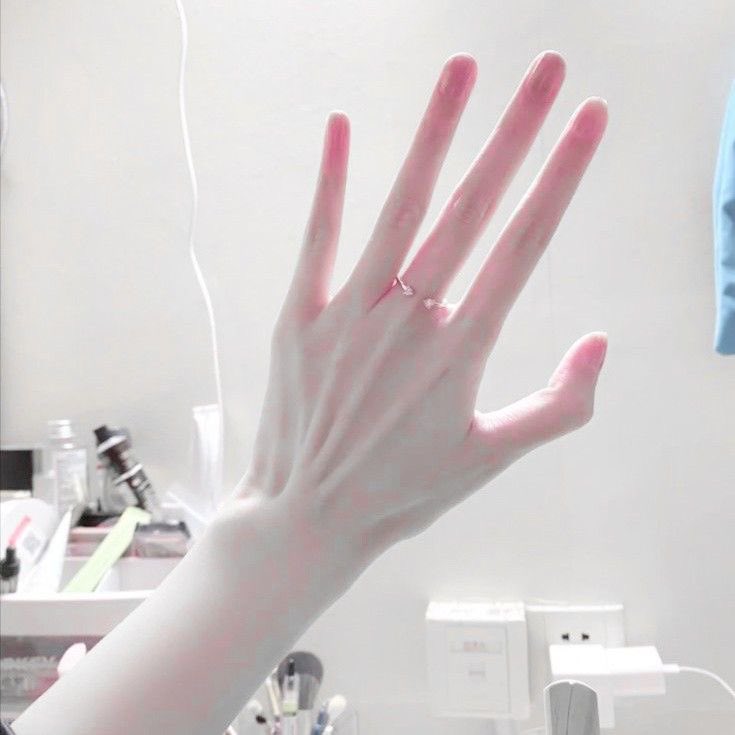 shutupandstarv's tweet image. thin hands and long fingers