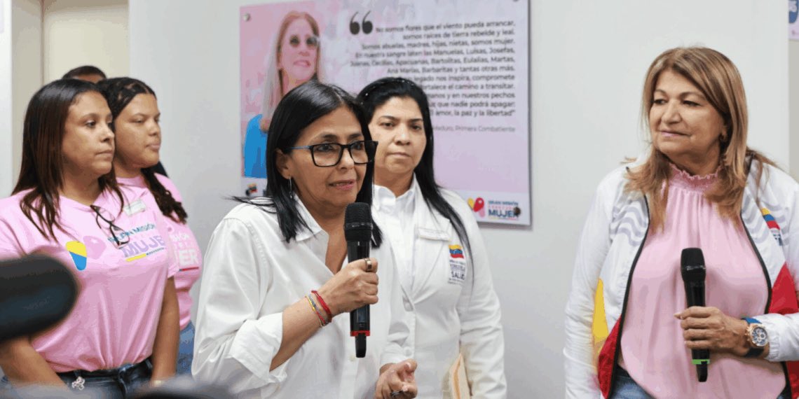 ElUniversal's tweet image. Durante la inauguración de un centro de salud en Caracas, la presidenta encargada Delcy Rodríguez instó a la población a continuar las movilizaciones para exigir la liberación de Nicolás Maduro y Cilia Flores, quienes —según el texto— fueron arrestados por el gobierno de Estados…