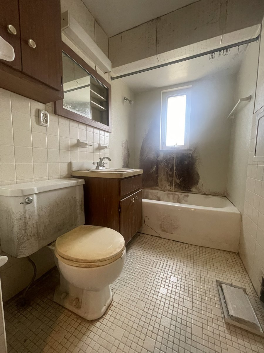 MarketReferee's tweet image. 1K SF house. 

Completely roached. 

Asking average market per SF price, in January, in a buyers market. 

Good luck to all, and to all a good night.