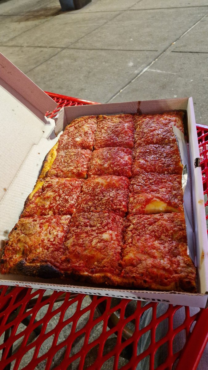 JDhere94's tweet image. New york pizza pretty good 🍕