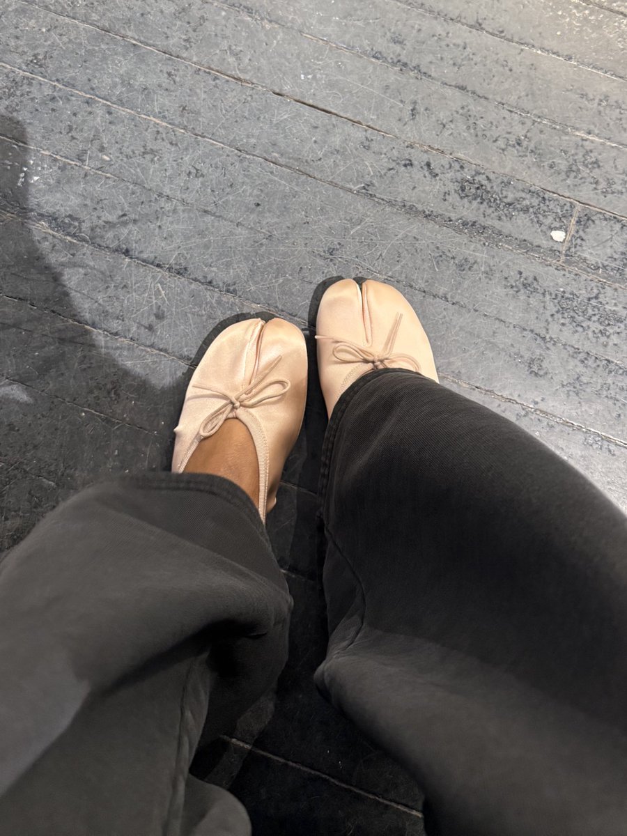 NaesCloset's tweet image. So small and dainty on 🩰