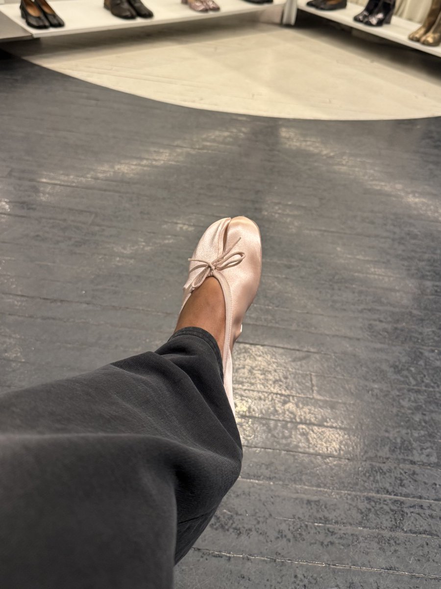 NaesCloset's tweet image. So small and dainty on 🩰