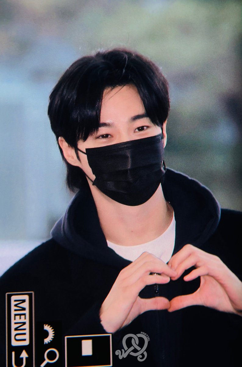 260110 인천 출국 변우석 프리뷰🖤
우서기가 너무 잘 생기고 다정해🫠
#변우석 #ByeonWooSeok #邊佑錫 #ビョン・ウソク