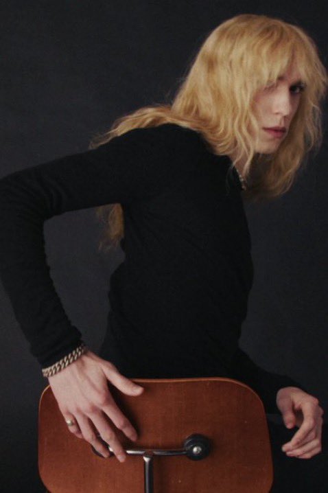 wh1plqsh's tweet image. That one messy girl in your math class turning around to ask if your gay