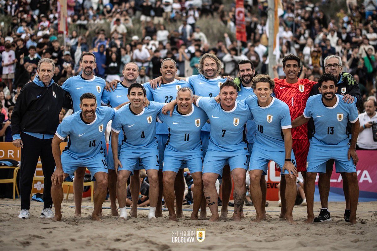 Uruguay's tweet image. Este equipazo de leyendas hizo valer la localía 🩵
