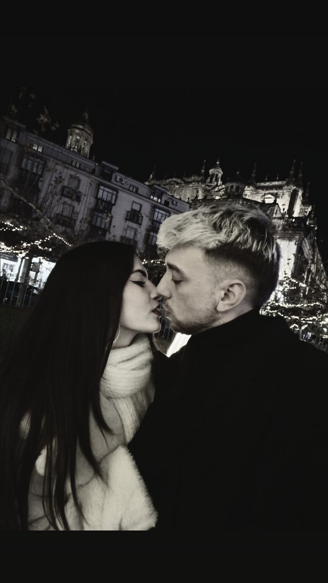 Lietor08's tweet photo. Por un mundo lleno de ti,de tu esencia,de tu amor,te busqué en mil eternidades,te sentí en miles de vidas,recorrí mil mundos para encontrarte,cruce miles de océanos para volver a verte,baje al infierno a vender mi alma con tal de encontrarte de nuevo @martacallejon19  ❤️ https://t.co/gwEFwYAxOV