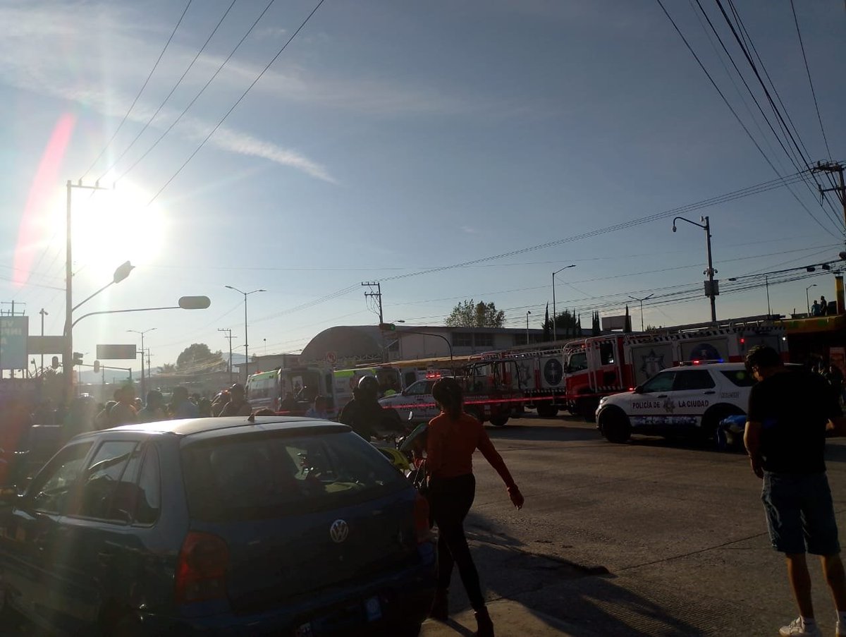 valeria_delaluz's tweet photo. #Seguridad | 💀 Dos personas sin vida fue el saldo de un accidente vial sobre la #11sur y la 141 poniente al sur de la ciudad de #Puebla.
Autoridades mantienen presencia en la zona. @SSC_Pue @FiscaliaPuebla https://t.co/42FWLVD7OX