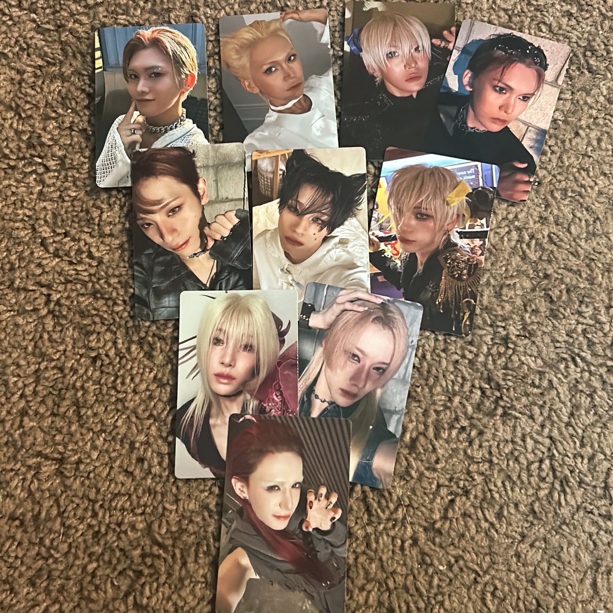mutibunn's tweet image. I am a hyun magnet in my album pulls 🐒💛
