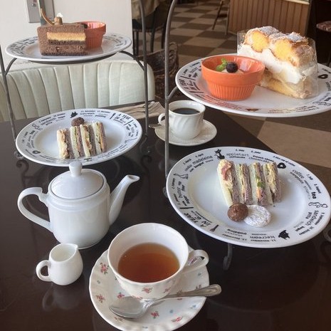 ✨＃ビアズリー展　18日（日）まで✨
三連休は美術館で展覧会鑑賞はいかがですか？🖼カフェではコラボメニューのアフタヌーンティーセットもあります🍰優雅なひとときをお過ごしください🌹