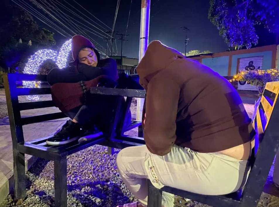 Estas imágenes son de anoche #8E en las inmediaciones de la cárcel de Tocorón, en ese centro hay más de 70 presos políticos.

Los familiares pernoctan en plena calle, esperando noticias bajo condiciones inhumanas. Es doloroso e indignante. ¡No están solos! 

📷 <a href="/CronicaUno/">Crónica.Uno</a>