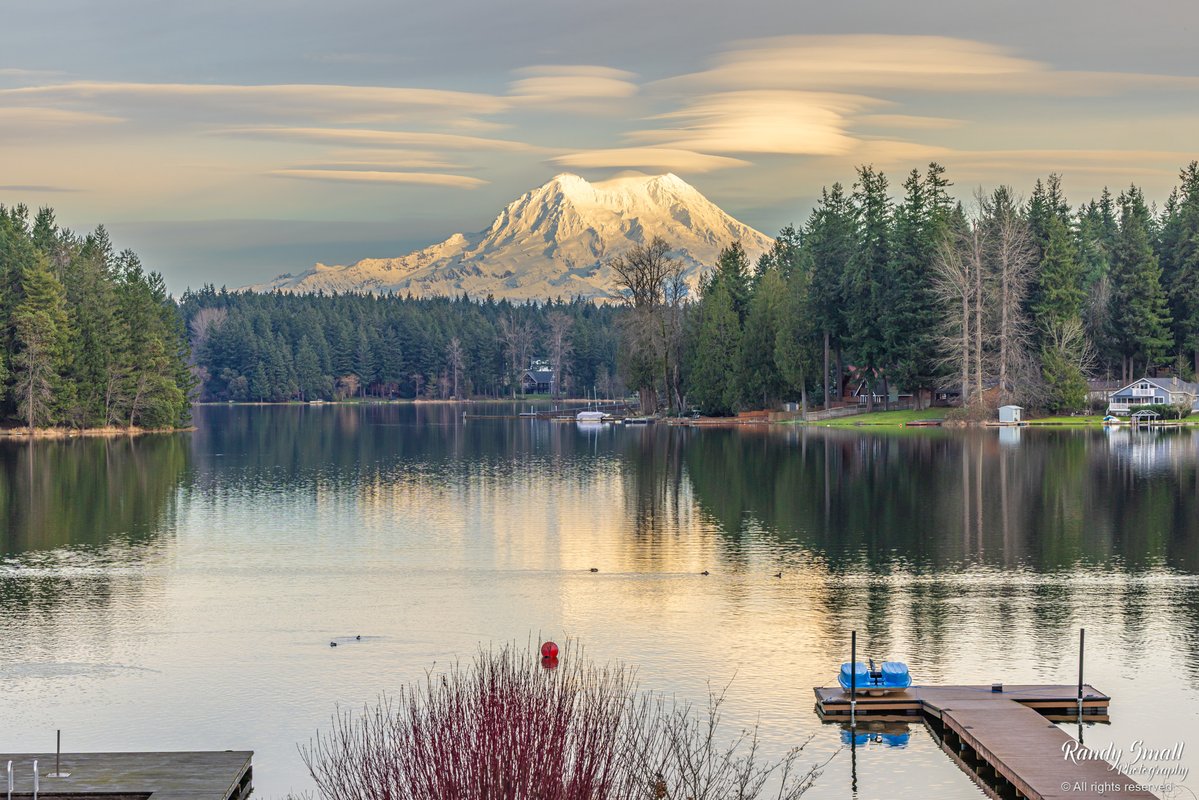RandySmall's tweet image. Unbelievable view of lenticulars on Mt. Rainier today! Found a great place thanks to some new friends I met near Yelm and Lawrence Lake. #wawx #rainier #mountains #pnw