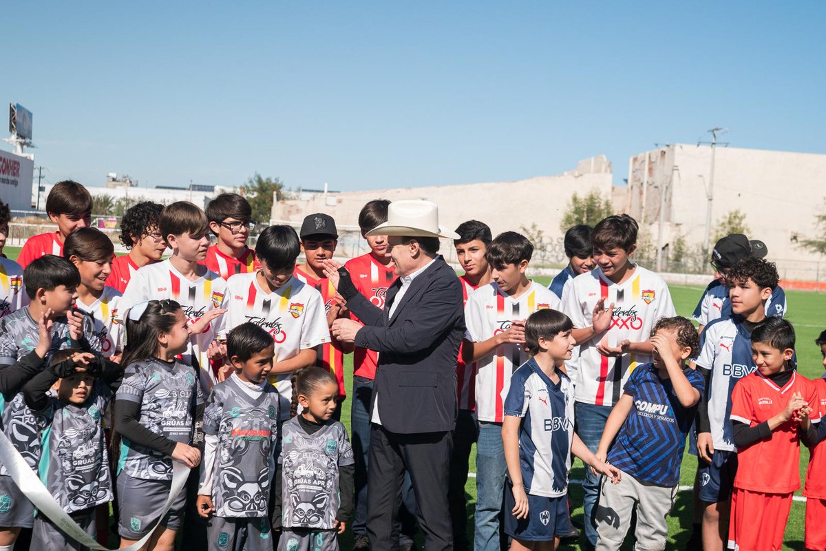 Seguimos transformando los espacios públicos de Hermosillo.

Con una inversión de cinco millones de pesos, rehabilitamos el Campo de Futbol Joss No. 3, un espacio emblemático que hoy vuelve a ser un lugar seguro y digno para el disfrute de cientos de miles de deportistas de la