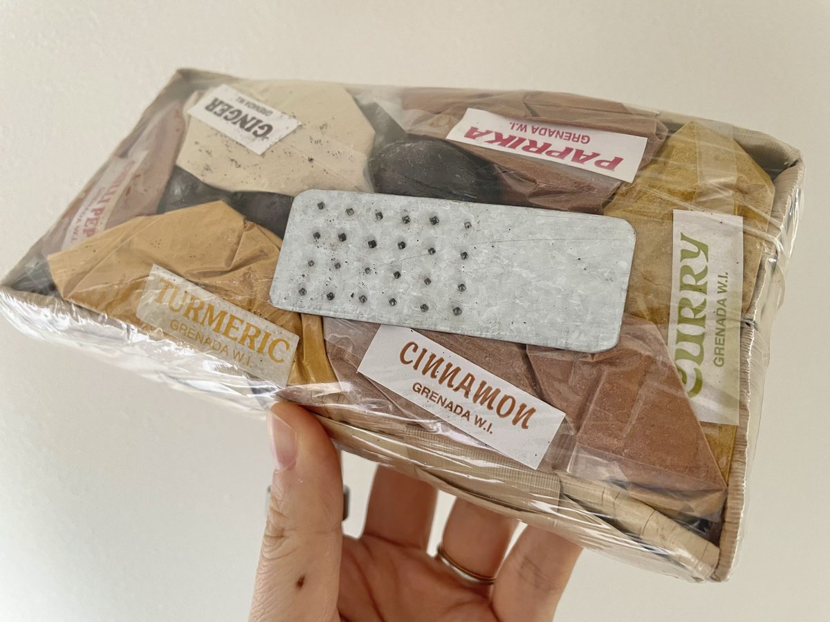 カナダから一時帰国中の友人一家と久々の再会🫶楽しくて癒やされた〜！旦那さんのルーツ、カリブ海のグレナダ🇬🇩別名スパイスアイランドからのお土産に大興奮！憧れのホールナツメグ＆専用おろし器付き🤩このまま眺めていたくてしばらく開封できそうにない。何を作ろうかな…わくわくっ！