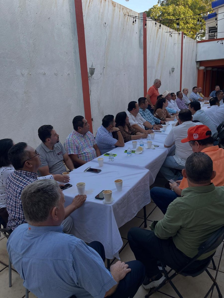 Hermosa tarde llena de alegría y de convivencia la que compartí con buenxs amigxs que trabajan todos los días por nuestro movimiento en el estado, al llevar acabo nuestra tradicional partida rosca de Reyes. Momentos como este, refuerzan el compañerismo, manteniendo vivas las