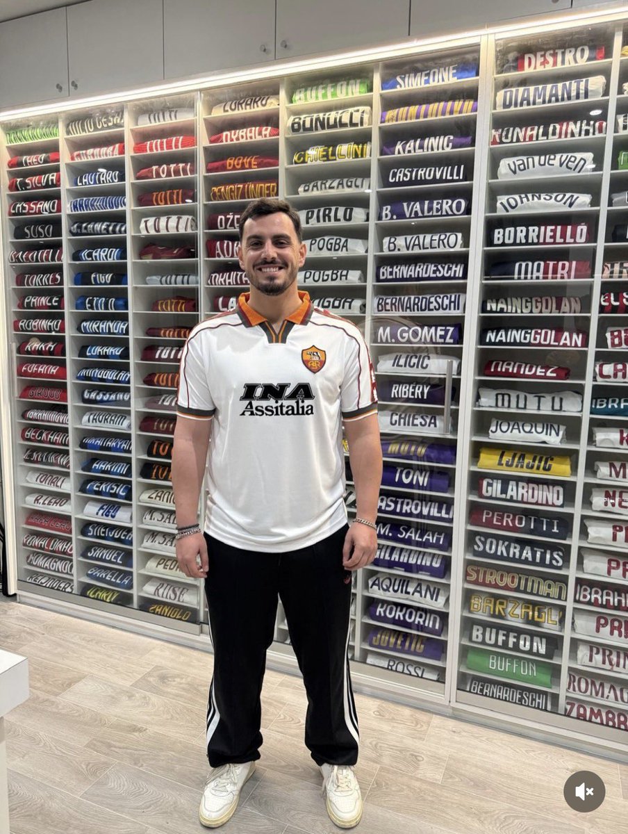 It’s no surprise the Scala family have an incredible collection of matchworn shirts but this is the first I’ve seen it. 

Some incredible Roma shirts in that lot…