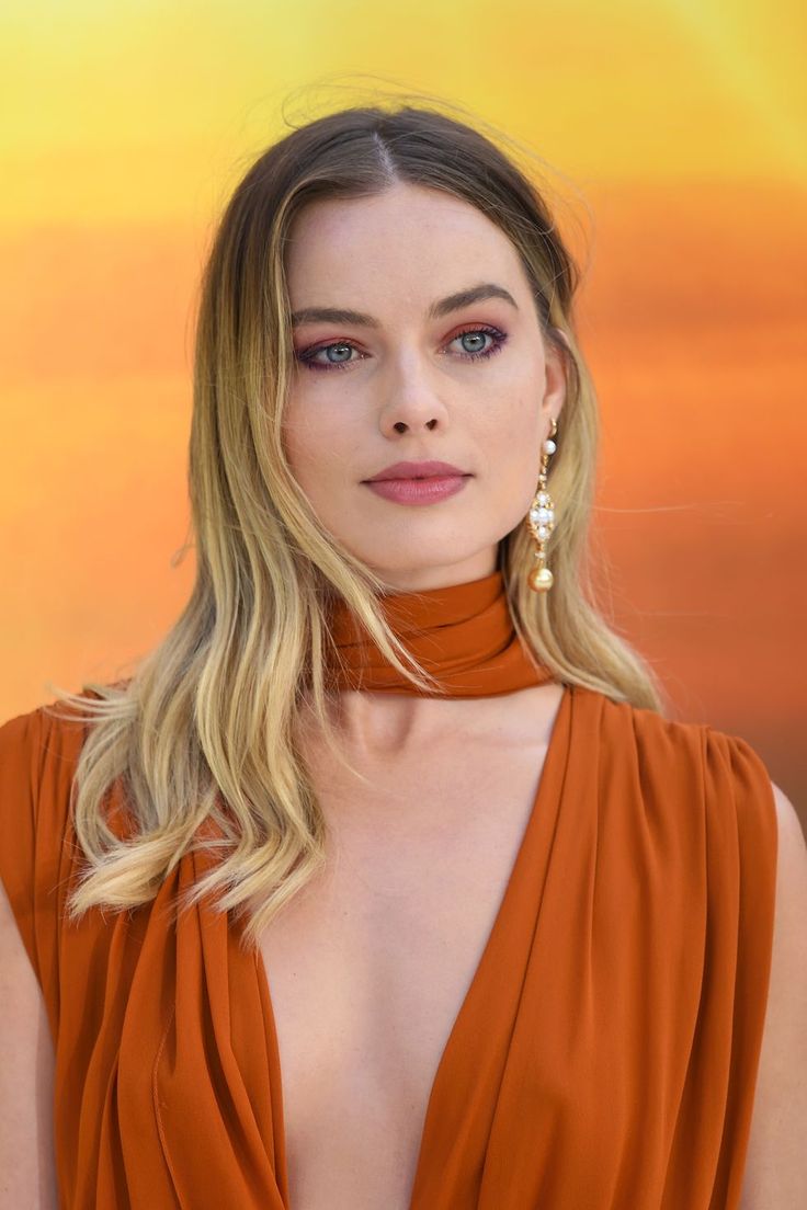 The 40 most beautiful actresses of all time:

1) Amber Heard
2) Margot Robbie
3) Jessica Alba
4) Rosamund Pike
5) Catherine Zeta-Jones
6) Sharon Stone
7) Julia Roberts 
8) Ponélope Cruz
9) Angeline Jolie
10) Charlize Theron 
11) Emily Ratajkowski
12) Natalie Portman 
13) Megan