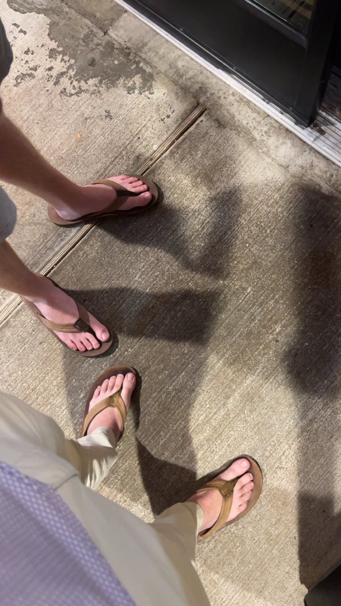 johnnygarfunkel's tweet photo. Still wearing flops is early January #bullshit https://t.co/GUHviFfpWS