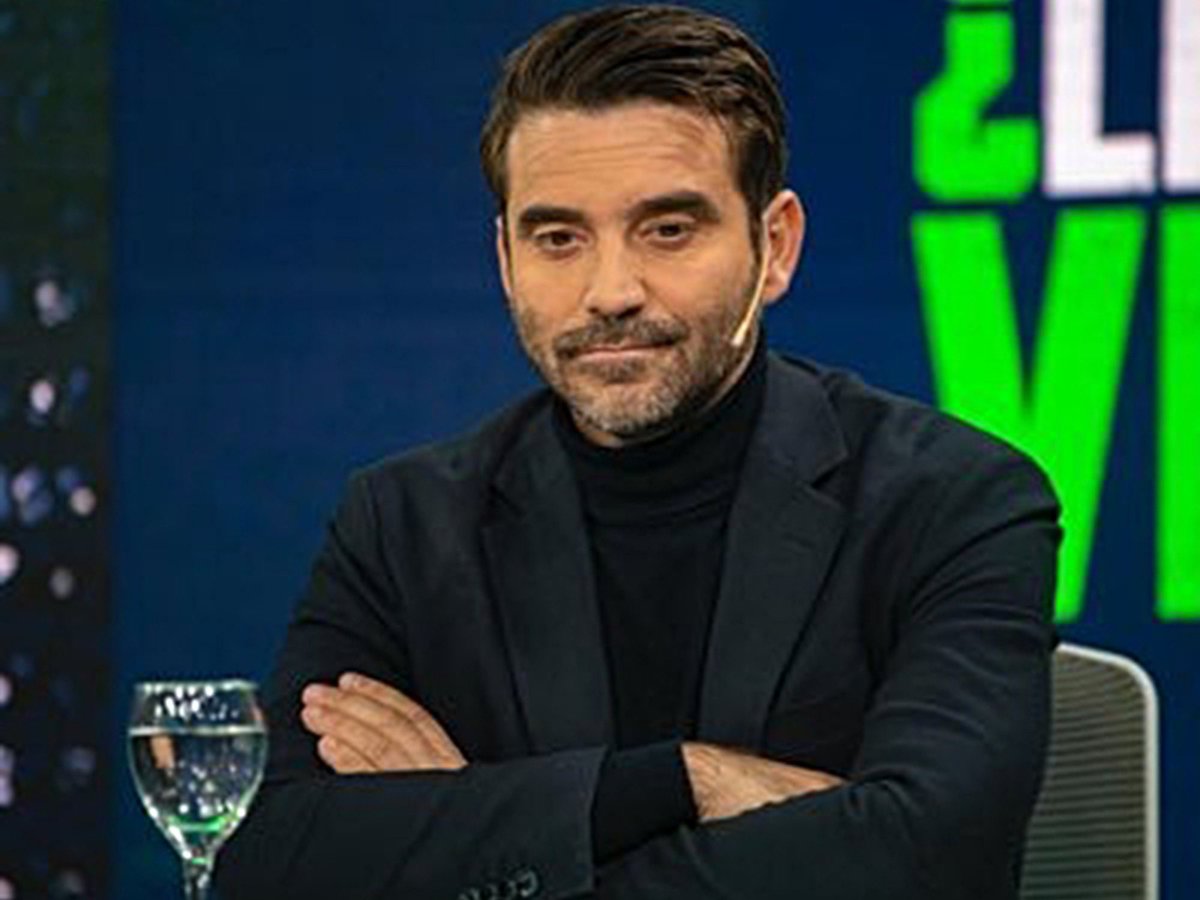 DosRunas's tweet image. ¡NO OLVIDEMOS SU NOMBRE NI SU CARA!
Denuncia: @javiernegre10 celebra la muerte de Renee Nicole Good.
El 7 de enero de 2026, ICE mató a Renee Nicole Good, madre de tres, poeta, ciudadana estadounidense de 37 años, en Minneapolis. Mientras miles lloran y protestan, este español de…