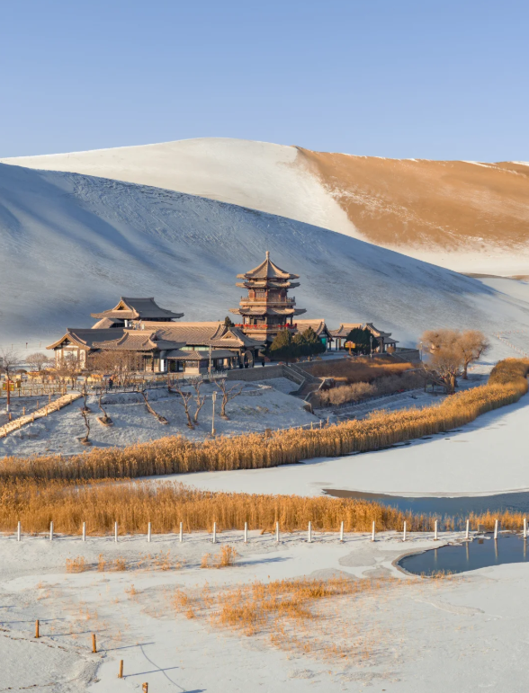 vxuc55cx's tweet photo. 金紅的光漫過沙丘，一半是皚皚雪色，一半是裸露的金褐沙脊，冷暖碰撞出極致的視覺張力，快門聲都忍不住輕了幾分。 https://t.co/3pt6vVGqs9